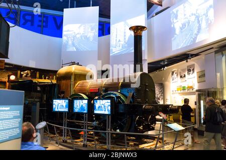 Liverpool und Manchester Eisenbahnlokomotive 'Lion' im Museum of Liverpool an Liverpools historischer Uferpromenade, Großbritannien Stockfoto