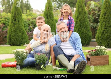 Ältere Paare mit Enkelkindern im Garten Stockfoto