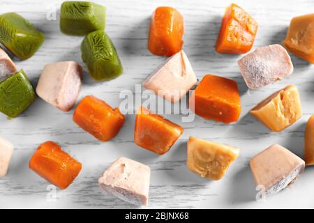 Viele Würfel gefrorenen Püree auf hellem Hintergrund Stockfoto