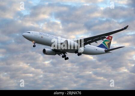 Airbus A330 Flugzeug südafrikanischer Fluggesellschaften, die am Flughafen Heathrow landen Stockfoto