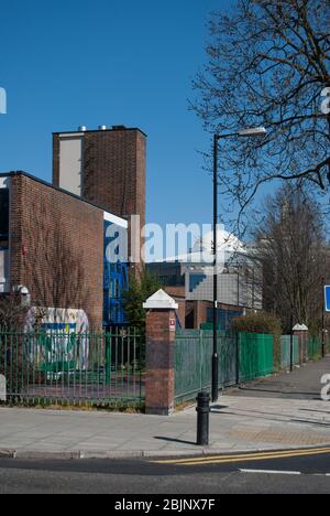 Moderne Moschee Anbetung unabhängige Schule King Fahad Academy Bromyard Avenue, London W3 7HD Stockfoto