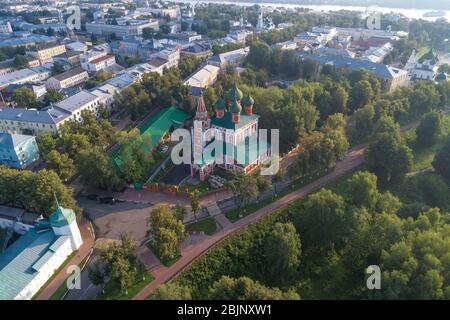 Kirche des Heiligen Erzengels Michael im Stadtbild an einem Julimorgen. Jaroslawl, Goldener Ring Russlands Stockfoto