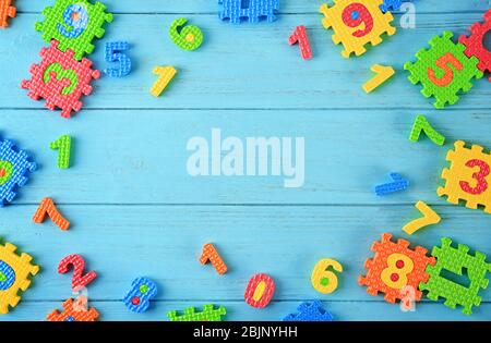 Stücke von Mathe Puzzle auf blauem Hintergrund verstreut Stockfoto