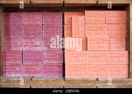 Blöcke von farbigen Seifen auf Regalen gestapelt, Provence, Frankreich. Stockfoto