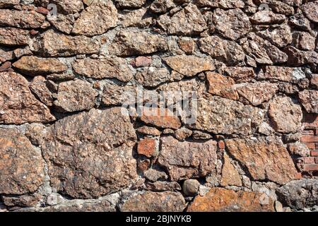 Wyborger Artillerie-Gebäude, ein Fragment einer Mauer aus rohem rotem Granit Stockfoto