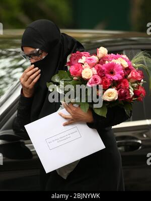 Ein Blumenstrauß wird in einem diplomatischen Auto an die 10 Downing Street, London, geliefert, nachdem am Mittwoch bekannt gegeben wurde, dass die Verlobte von Premierminister Boris Johnson Carrie Symonds einen kleinen Jungen geboren hatte. Stockfoto