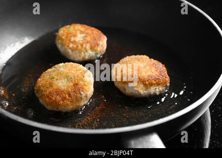 Lachspasteten, die in der Pfanne braten, Nahaufnahme Stockfoto
