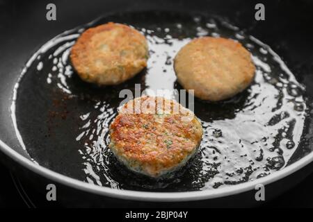 Lachspasteten, die in der Pfanne braten, Nahaufnahme Stockfoto