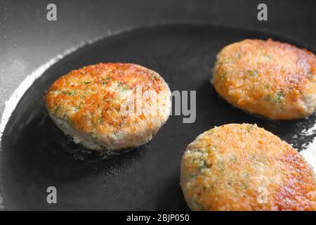 Lachspasteten, die in der Pfanne braten, Nahaufnahme Stockfoto