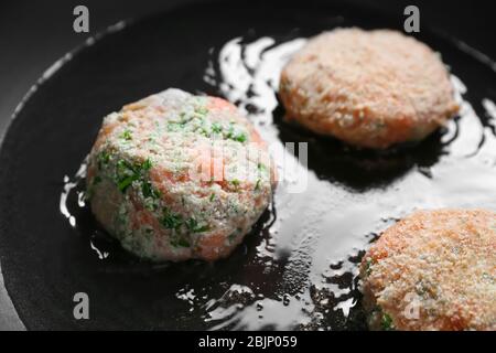 Lachspasteten, die in der Pfanne braten, Nahaufnahme Stockfoto