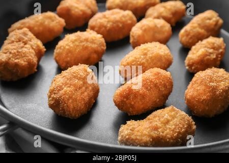 Köstliche Lachs Kroketten auf Bratpfanne, Nahaufnahme Stockfoto