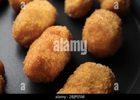 Köstliche Lachs Kroketten auf Bratpfanne, Nahaufnahme Stockfoto