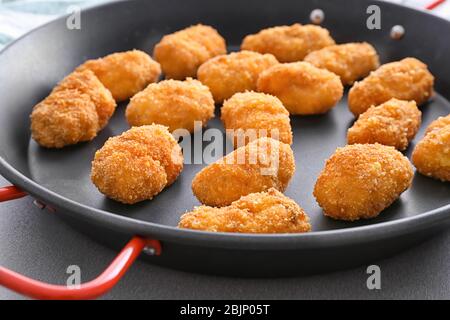 Köstliche Lachs Kroketten auf Bratpfanne, Nahaufnahme Stockfoto