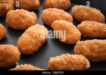 Köstliche Lachs Kroketten auf Bratpfanne, Nahaufnahme Stockfoto