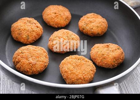 Köstliche Lachspasteten auf Bratpfanne, Nahaufnahme Stockfoto