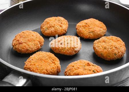 Köstliche Lachspasteten auf Bratpfanne, Nahaufnahme Stockfoto