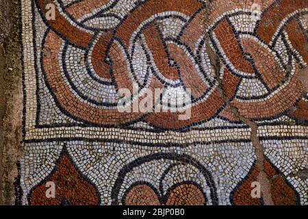 Butrint/ Albanien 12. Oktober 2019. Mosaik des alten Baptisteriums aus dem 6. Jahrhundert in Butrint, Albanien Stockfoto