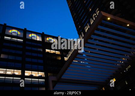 Ein Regenbogen wird auf die Seite der Unternehmenszentrale von Amazon in London projiziert, um die Beschäftigten des Gesundheitsdienstes und die Betreuer im Kampf gegen die Coronavirus-Pandemie zu erkennen und zu unterstützen. Stockfoto