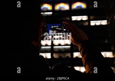REDAKTIONELLE VERWENDUNG NUR EIN Regenbogen wird auf die Seite der Konzernzentrale von Amazon in London projiziert, um NHS-Mitarbeiter und Pfhalter zu erkennen und zu unterstützen, die gegen die Coronavirus-Pandemie kämpfen. Stockfoto
