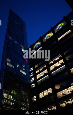 REDAKTIONELLE VERWENDUNG NUR EIN Regenbogen wird auf die Seite der Konzernzentrale von Amazon in London projiziert, um NHS-Mitarbeiter und Pfhalter zu erkennen und zu unterstützen, die gegen die Coronavirus-Pandemie kämpfen. Stockfoto