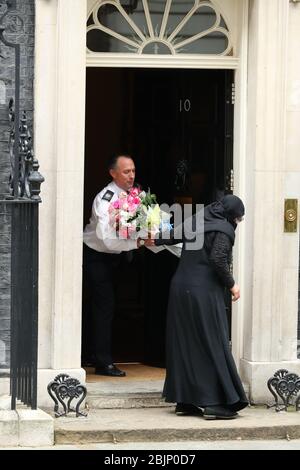 Ein Blumenstrauß wird in einem diplomatischen Auto an die 10 Downing Street, London, geliefert, nachdem am Mittwoch bekannt gegeben wurde, dass die Verlobte von Premierminister Boris Johnson Carrie Symonds einen kleinen Jungen geboren hatte. Stockfoto