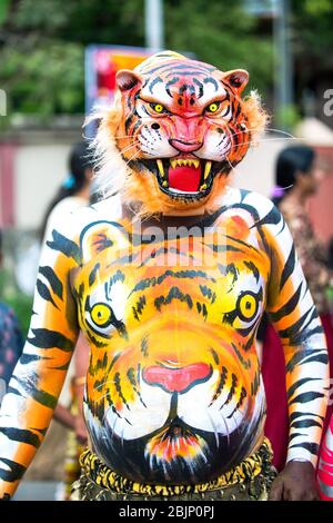 Pulikkali oder Tiger tanzen Darsteller aus den Straßen von Thrissur, Kerala, Indien während Onam Feier Stockfoto