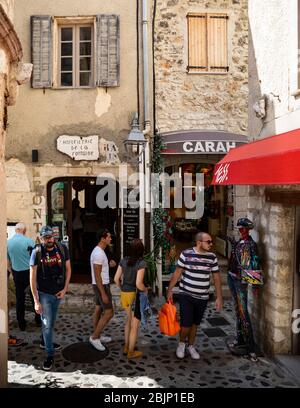 Touristen erkunden die engen Gassen von Saint Paul de Vence, Cote d'Azur, Provence, Frankreich. Stockfoto