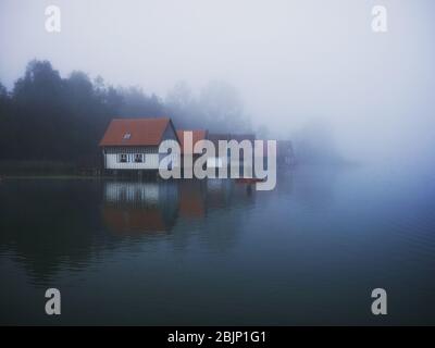 Bootshäuser am Großen Alpsee im Allgäu in Bayern, Deutschland Stockfoto