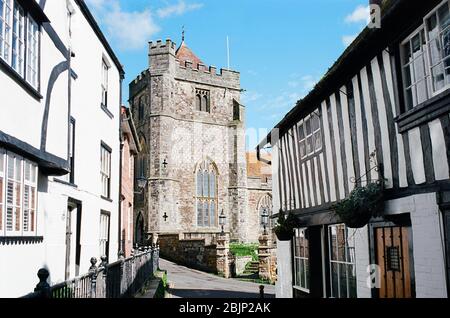 St Clements Kirche und Fachwerkhäuser in Hastings Altstadt, East Sussex, Großbritannien, von Hill St, Blick in Richtung Croft Road Stockfoto