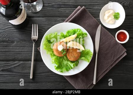 Teller mit leckeren Lachs-Patties auf dem Tisch Stockfoto