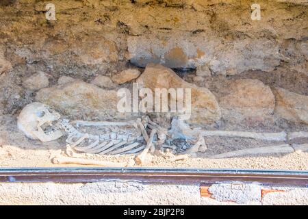 Archäologische Stätte von Nemea in Griechenland. Bei einer Ausgrabung in der Gegend wurde ein Skelett einer Frau im Alter von mehr als 2000 Jahren gefunden Stockfoto