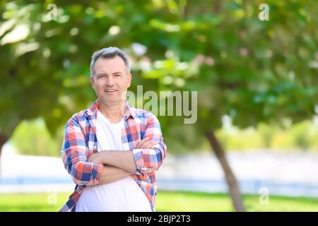 Reife Mann in lässiger Kleidung im Freien Stockfoto