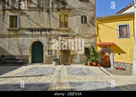 Eine schmale Straße zwischen den Häusern des Dorfes Contursi in der Provinz Salerno Stockfoto