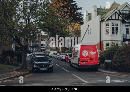 London, Großbritannien - 22. April 2020: DPD Delivery van parkte auf einer Straße in Palmers Green, North London, Großbritannien. DPDgroup ist ein internationaler Paketdienst Stockfoto