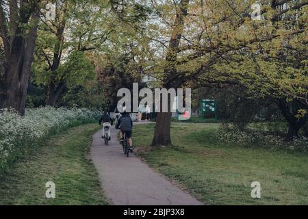 London, Großbritannien - 22. März 2020: Eine Gruppe junger Männer, die im Broomfield Park, einem öffentlichen Park in Palmers Green im Londoner Stadtteil Enfield, Großbritannien, Fahrrad fahren. Stockfoto