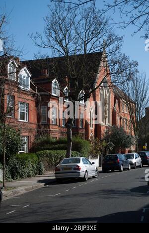 Neugotische Architektur Red Brick Church of the Holy Ghost and St. Stephen, 44 Ashchurch Grove, London W12 von Alexander Scoles Architect Priest Stockfoto