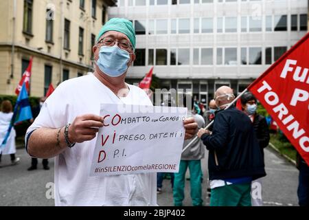 Turin, Italien. April 2020. TURIN, ITALIEN - 30. April 2020: Ein Mediziner hält ein Plakat mit der Aufschrift "Ich Kämpfe mit Mut bitte gib mir die PSA" während eines von den Gewerkschaften der CGIL und der UIL organisierten Protestes der Mediziner gegen Funktionsstörungen in der Region Piemont bei der Bewältigung der COVID-19-Coronavirus-Krise. (Foto: Nicolò Campo/Sipa USA) Quelle: SIPA USA/Alamy Live News Stockfoto