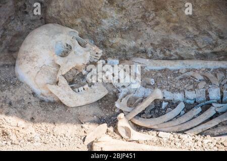 Archäologische Stätte von Nemea in Griechenland. Bei einer Ausgrabung in der Gegend wurde ein Skelett einer Frau im Alter von mehr als 2000 Jahren gefunden Stockfoto
