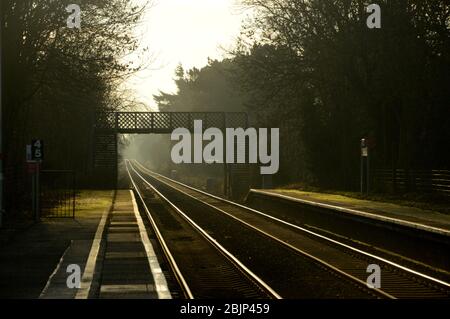 Ein Blick von einem der Bahnhöfe in Herefordshire, die Schienen laufen weg zum Horizont im nebligen Hintergrund Stockfoto