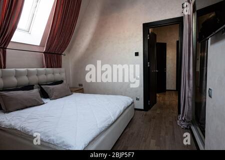 Elegante moderne Einrichtung des Zimmers mit einem großen komfortablen Bett Stockfoto