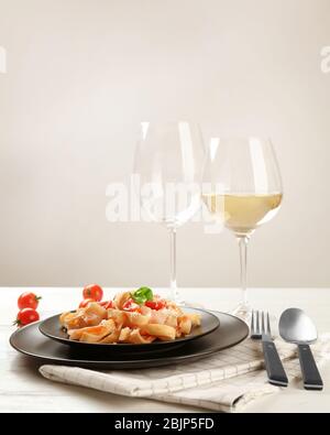 Teller mit leckeren Nudeln mit Garnelen auf dem Tisch Stockfoto