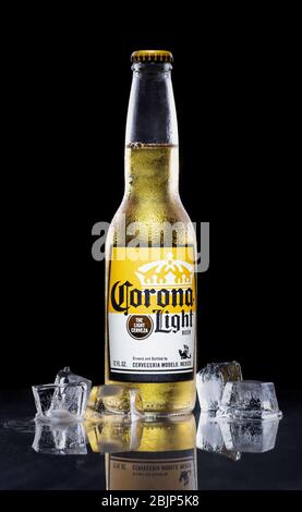 PETERSBURG, ILLINOIS/USA-August 26, 2019:Flasche kaltes Corona Leichtes Bier auf schwarzem Hintergrund. Corona Light Bier wird in Mexiko gebraut. Stockfoto