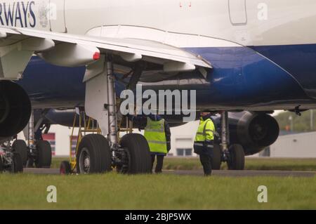 Glasgow, Großbritannien. April 2020. Im Bild: Gewitterwolken sammeln sich, als die Bodencrews von British Airways die Sammlung von 14 geerdeten Flugzeugen des Typs Airbus A319/A320 & A321 in Betrieb nehmen, die seit Beginn der Sperrung des Coronavirus (COVID-19) auf der zweiten Start- und Landebahn des Flughafens Glasgow geparkt wurden. Die globale Luftfahrtindustrie ist seitdem in eine Kernschmelze geritten, einige Fluggesellschaften gehen in die Pleite und andere wie BA bitten um staatliche finanzielle Unterstützung. Bis heute hat BA angekündigt, dass es fast 12,000 Mitarbeiter zu nehmen. Quelle: Colin Fisher/Alamy Live News Stockfoto