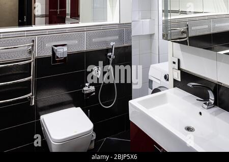 Interieur eines modernen hellen Badezimmer mit Waschbecken und Toilette Stockfoto