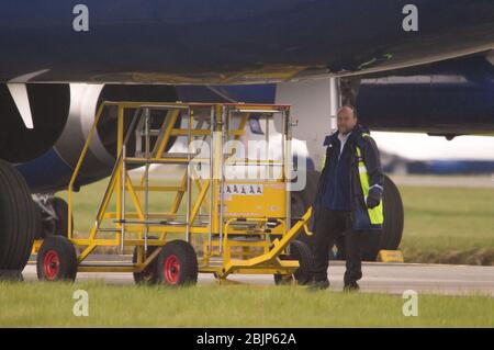 Glasgow, Großbritannien. April 2020. Im Bild: Gewitterwolken sammeln sich, als die Bodencrews von British Airways die Sammlung von 14 geerdeten Flugzeugen des Typs Airbus A319/A320 & A321 in Betrieb nehmen, die seit Beginn der Sperrung des Coronavirus (COVID-19) auf der zweiten Start- und Landebahn des Flughafens Glasgow geparkt wurden. Die globale Luftfahrtindustrie ist seitdem in eine Kernschmelze geritten, einige Fluggesellschaften gehen in die Pleite und andere wie BA bitten um staatliche finanzielle Unterstützung. Bis heute hat BA angekündigt, dass es fast 12,000 Mitarbeiter zu nehmen. Quelle: Colin Fisher/Alamy Live News Stockfoto