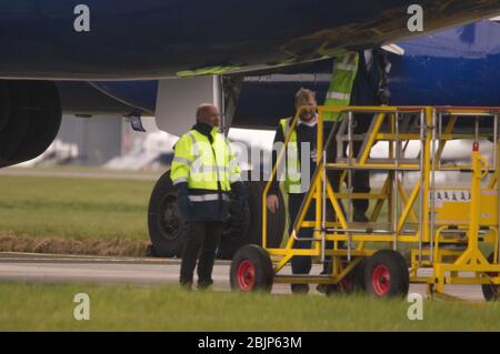 Glasgow, Großbritannien. April 2020. Im Bild: Gewitterwolken sammeln sich, als die Bodencrews von British Airways die Sammlung von 14 geerdeten Flugzeugen des Typs Airbus A319/A320 & A321 in Betrieb nehmen, die seit Beginn der Sperrung des Coronavirus (COVID-19) auf der zweiten Start- und Landebahn des Flughafens Glasgow geparkt wurden. Die globale Luftfahrtindustrie ist seitdem in eine Kernschmelze geritten, einige Fluggesellschaften gehen in die Pleite und andere wie BA bitten um staatliche finanzielle Unterstützung. Bis heute hat BA angekündigt, dass es fast 12,000 Mitarbeiter zu nehmen. Quelle: Colin Fisher/Alamy Live News Stockfoto