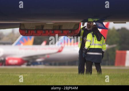 Glasgow, Großbritannien. April 2020. Im Bild: Gewitterwolken sammeln sich, als die Bodencrews von British Airways die Sammlung von 14 geerdeten Flugzeugen des Typs Airbus A319/A320 & A321 in Betrieb nehmen, die seit Beginn der Sperrung des Coronavirus (COVID-19) auf der zweiten Start- und Landebahn des Flughafens Glasgow geparkt wurden. Die globale Luftfahrtindustrie ist seitdem in eine Kernschmelze geritten, einige Fluggesellschaften gehen in die Pleite und andere wie BA bitten um staatliche finanzielle Unterstützung. Bis heute hat BA angekündigt, dass es fast 12,000 Mitarbeiter zu nehmen. Quelle: Colin Fisher/Alamy Live News Stockfoto