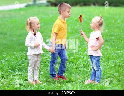 Nette Kinder mit Pinwheel im Park Stockfoto