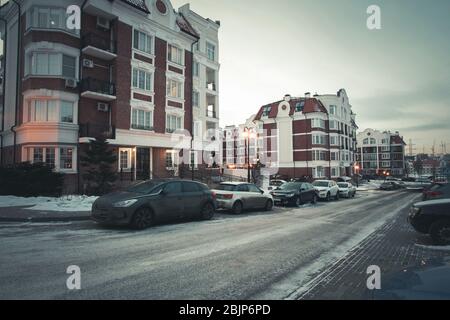 Blick auf den landschaftlich gestalteten Innenhof. Neues Luxushaus und Wohnanlage mit einem bequemen Innenhof in Moskau. Moderne städtische Immobilien und condomi Stockfoto