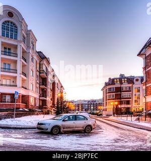Blick auf den landschaftlich gestalteten Innenhof. Neues Luxushaus und Wohnanlage mit einem bequemen Innenhof in Moskau. Moderne städtische Immobilien und condomi Stockfoto